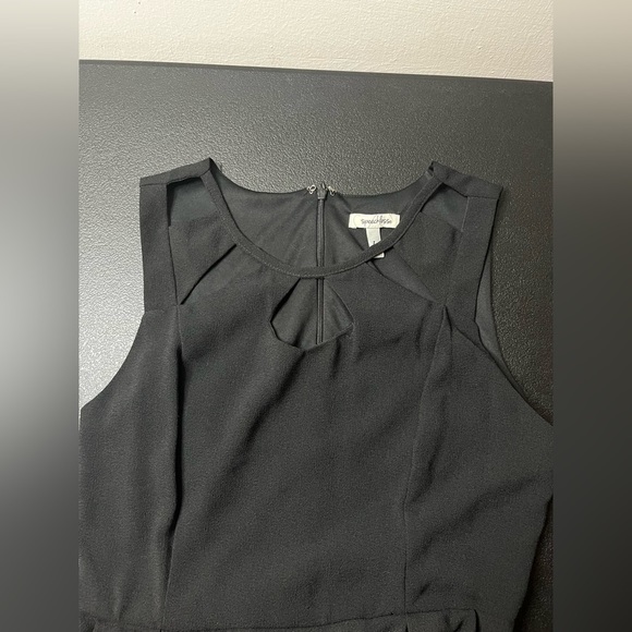 SPEECHLESS little black dress with cinch waist and keyhole details and pockets - Picture 2 of 4